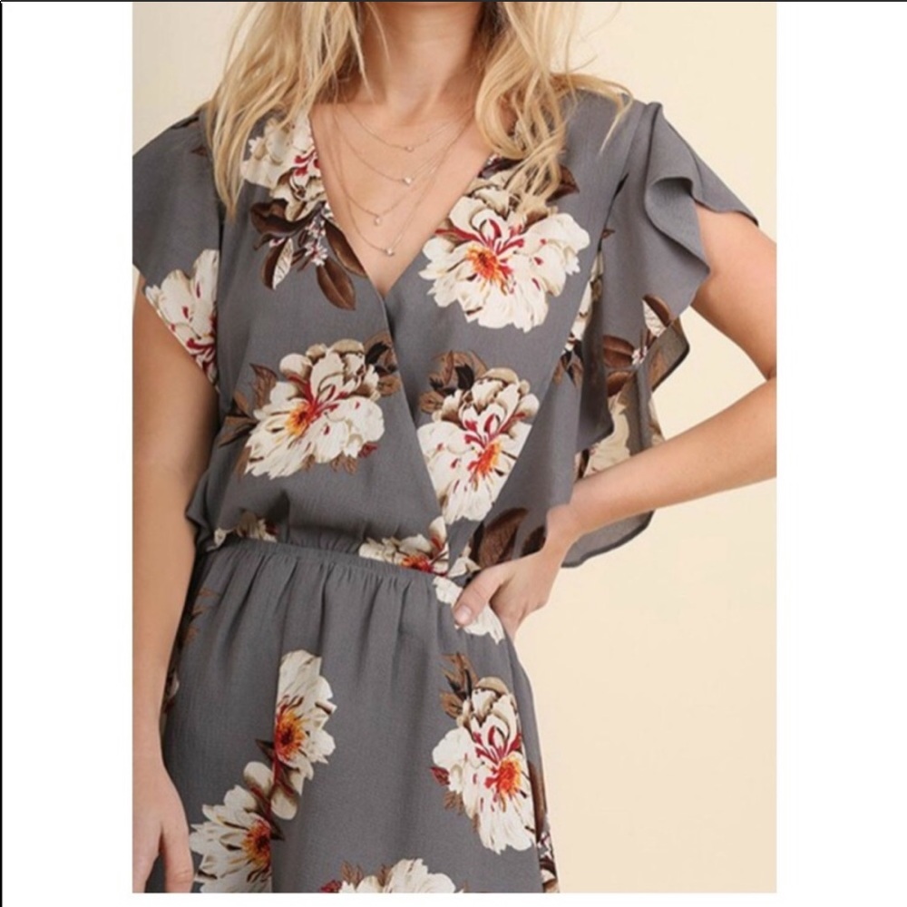 Umgee L gray white floral romper EUC